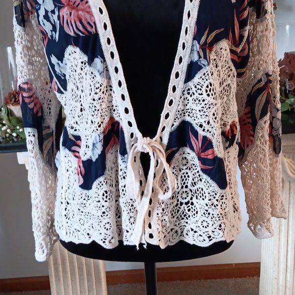 A Very Cute Floral Lacey Cardigan Size Sm - Picture 10 of 13